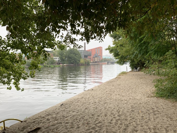 Der Unterschied zum Vorgänger iPhone Xs Max ist auf den ersten Blick nicht unbedingt zu erkennen. (Bild: Tobias Költzsch/Golem.de)